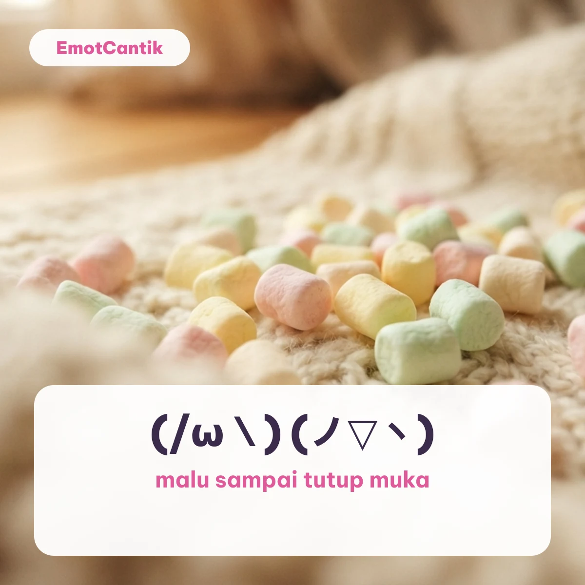 Blushing kaomoji menutup muka (/ω＼) dan (ノ▽ヽ) di atas latar marshmallow pastel di atas selimut