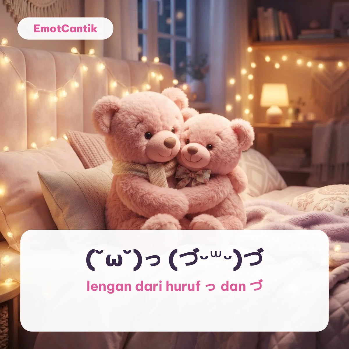 Kaomoji hug manis (˘ω˘)っ dan (づᵕ꒳ᵕ)づ di atas latar dua boneka beruang merah muda berpelukan
